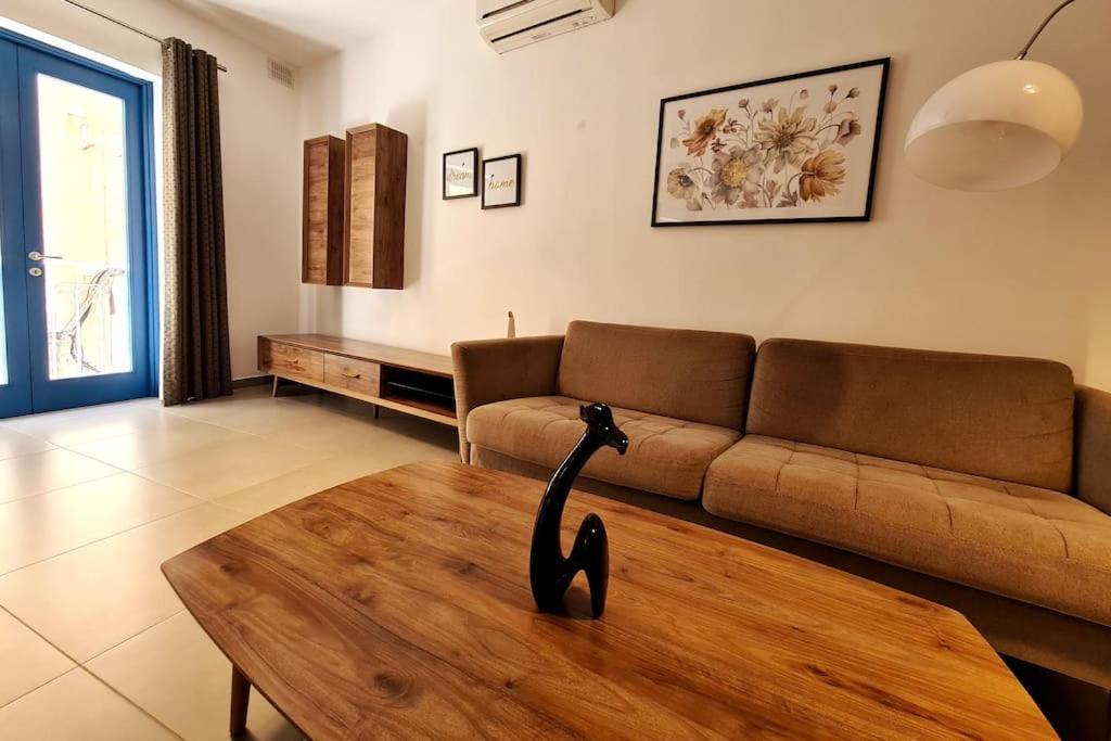 Appartamento Cozy Inside.City & Beach Outside Sliema Esterno foto