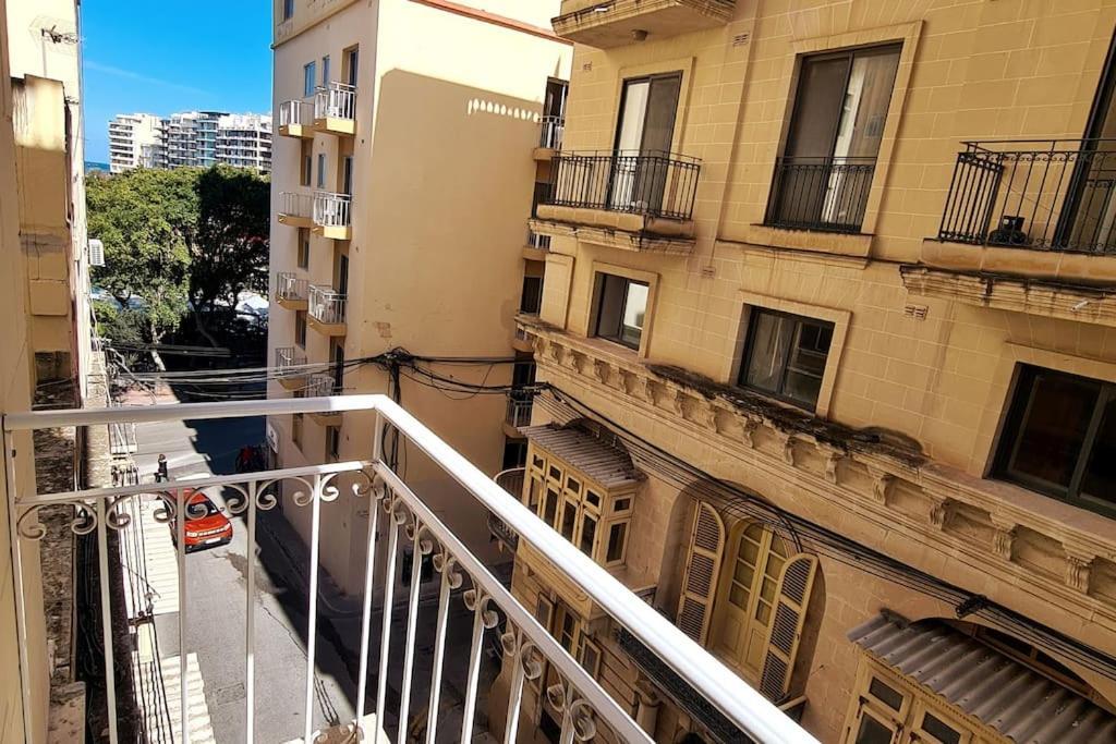 Appartamento Cozy Inside.City & Beach Outside Sliema Esterno foto