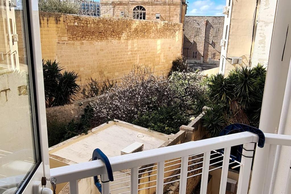 Appartamento Cozy Inside.City & Beach Outside Sliema Esterno foto